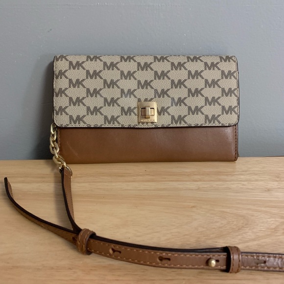 Michael Kors Handbags - EUC MK CROSSBODY MONOGRAM